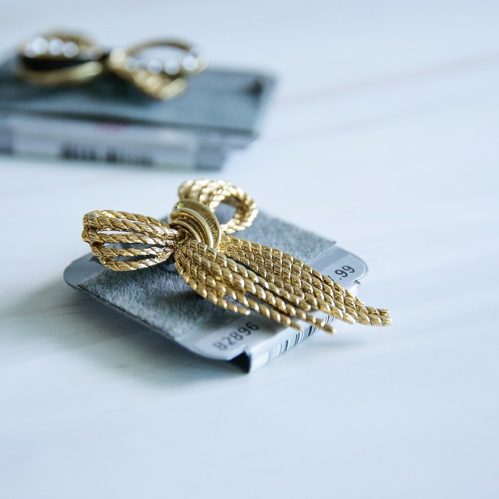 Vintage 1928 two ribbon brooch Gold tone Glass pearls - Picture 3 of 5